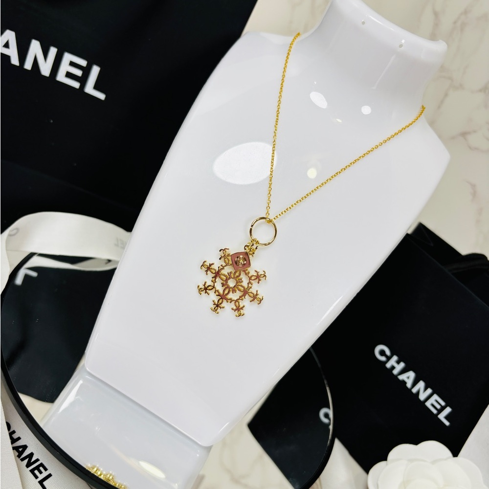 A-1DC-37: CHANEL Limited Edition Snowflake Charm Pendant on Golden Chain, NWOT - Picture 5 of 6